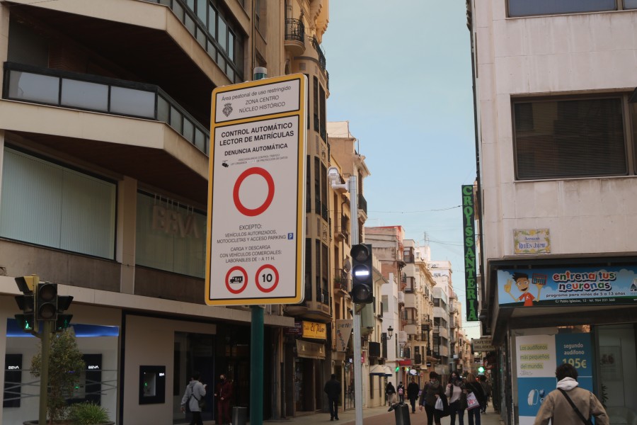 Imagen de la señal vertical que indica la restricciónde acceso al centro d ela ciudada a los vehículos no autorizados
