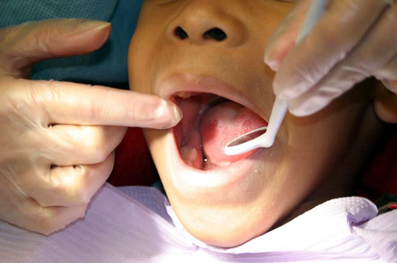 Un xiquet en la consulta del dentista. EFE/Arxiu