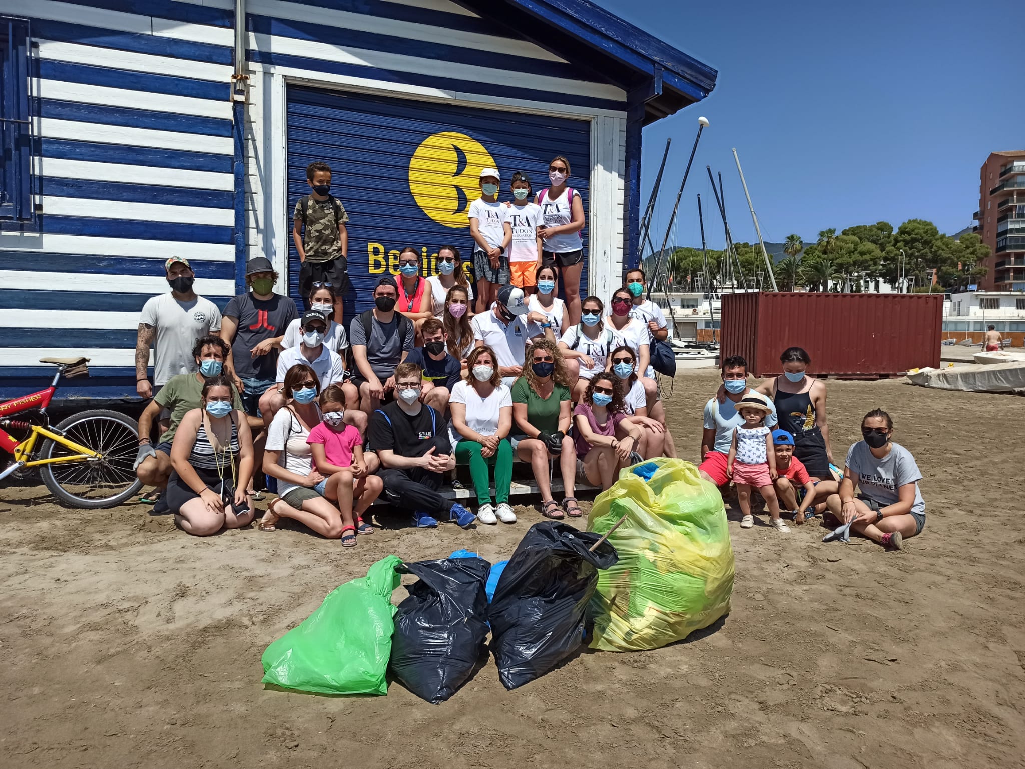 Equipo de voluntarios limpieza playas Benicàssim