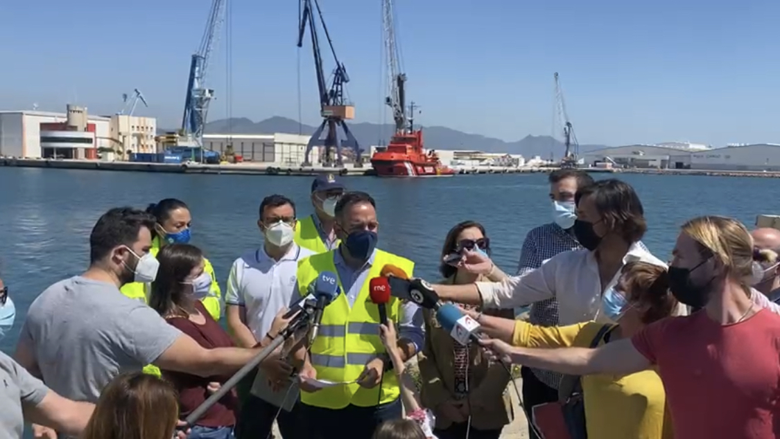 El Presidente del puerto de Castellón, Rafael Simó, atendiendo a los medios