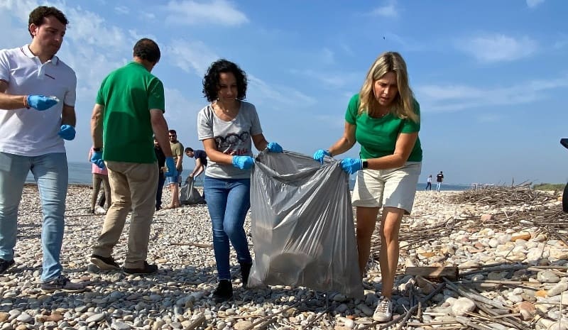 Marta Barrachina toma parte en las tareas de limpieza del Riu Millars