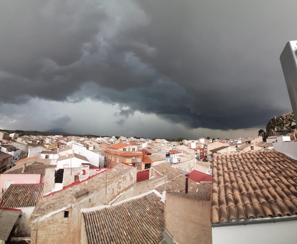Tormenta sobre unos tejados