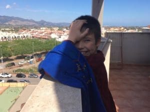 Menor amb l'identificador de color blau per l'autisme