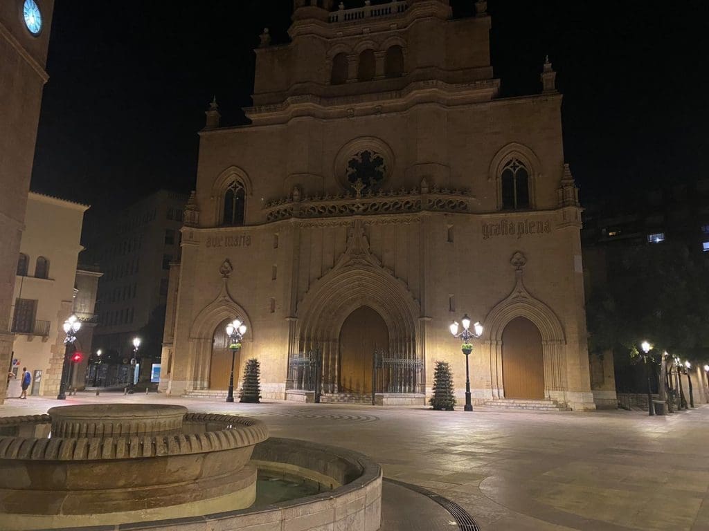 El ayuntamiento ya había anunciado que una veintena de edificios municipales apagarían sus luces a las diez de la noche