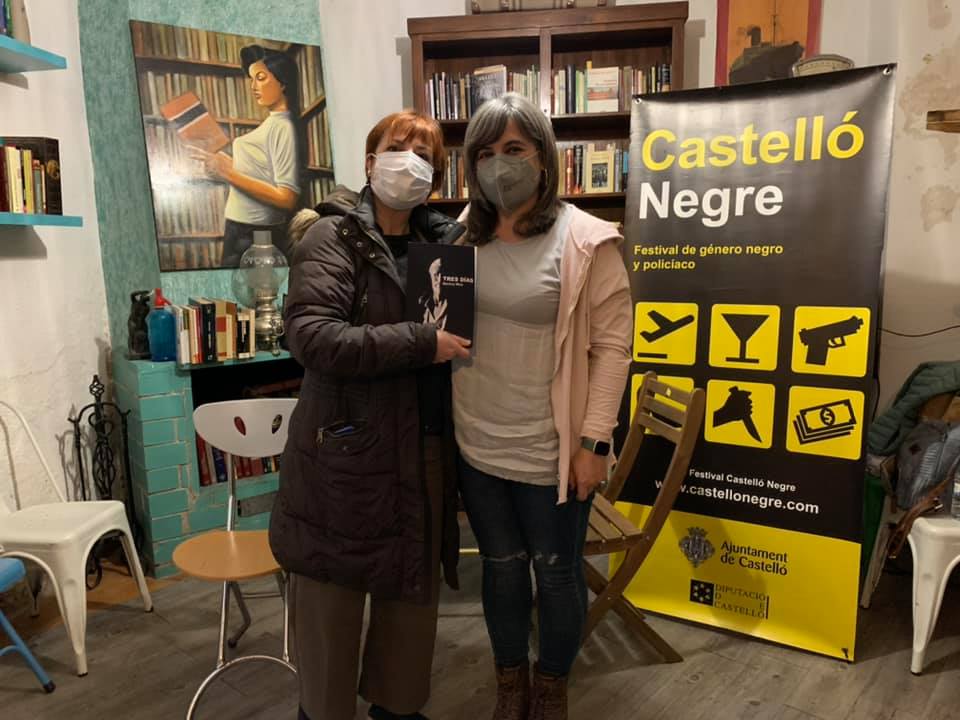 Dos personas posan frente a un cartel que pone Castelló Negre