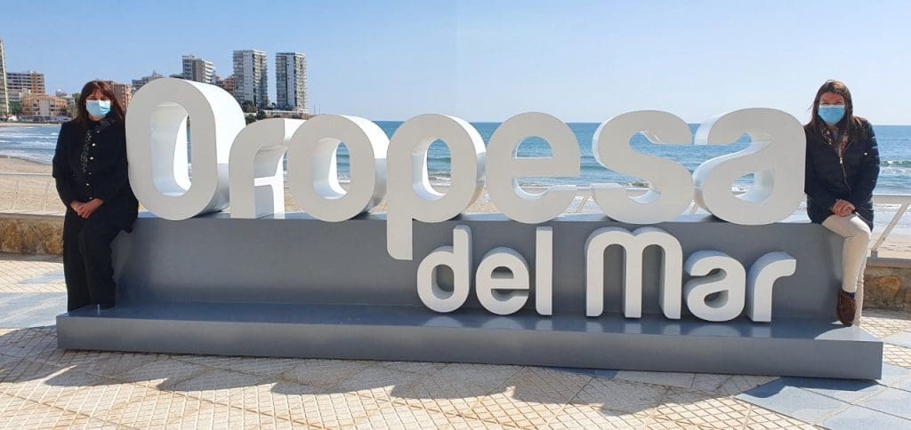 Letrero de Oropesa en la playa de La Concha