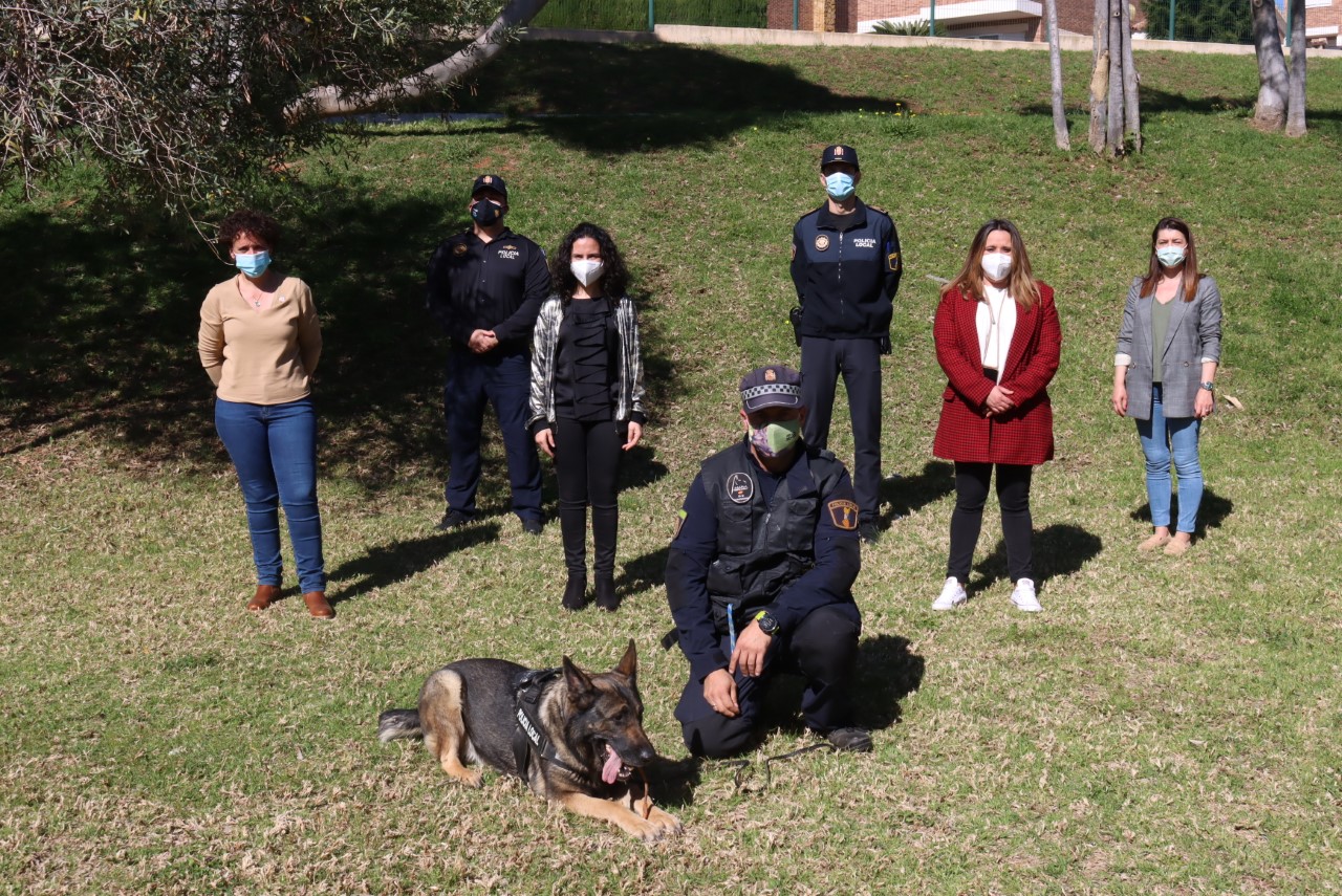 Niños, perro y policias mirando a cámara
