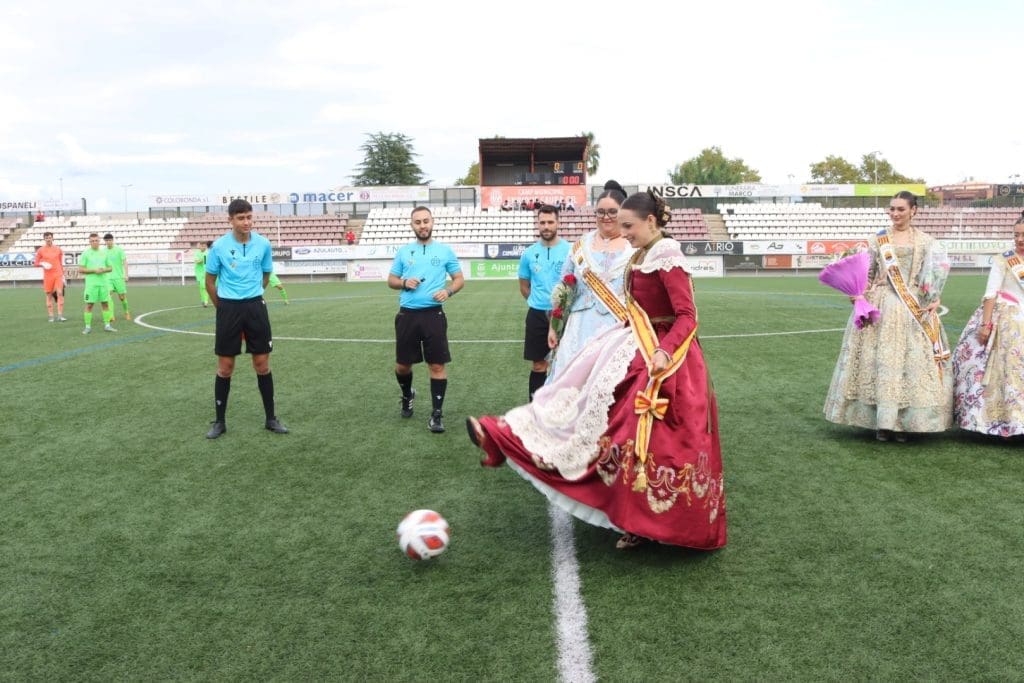 Debido a la lluvia no se ha podido realizar la tradicional procesión pero la emotividad sí ha estado presente igualmente con el himno a El Salvador dentro de la Iglesia Mayor. 