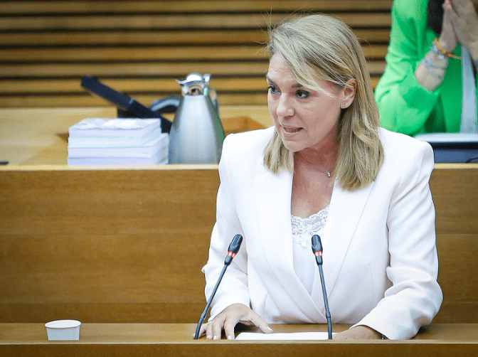 La consellera de Igualdad, Susana Camarero, durante su intervención en Les Corts/ José Cuéllar
