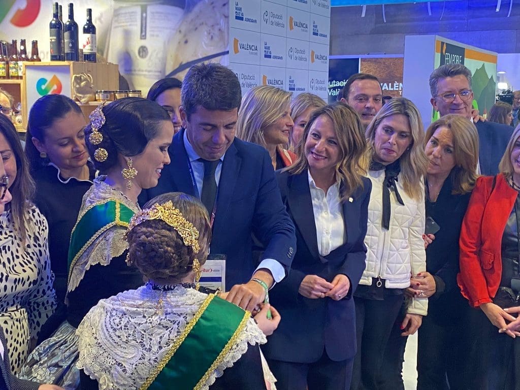 Como ya es tradicional en FITUR y pese a que este año hay algunos cambios respecto la promoción de las fiestas de Castello, el President de la Generalitat ha recibido el distintivo festero de la mano de las principales representantes junto con la alcaldesa de la capital de la Plana y otras autoridades