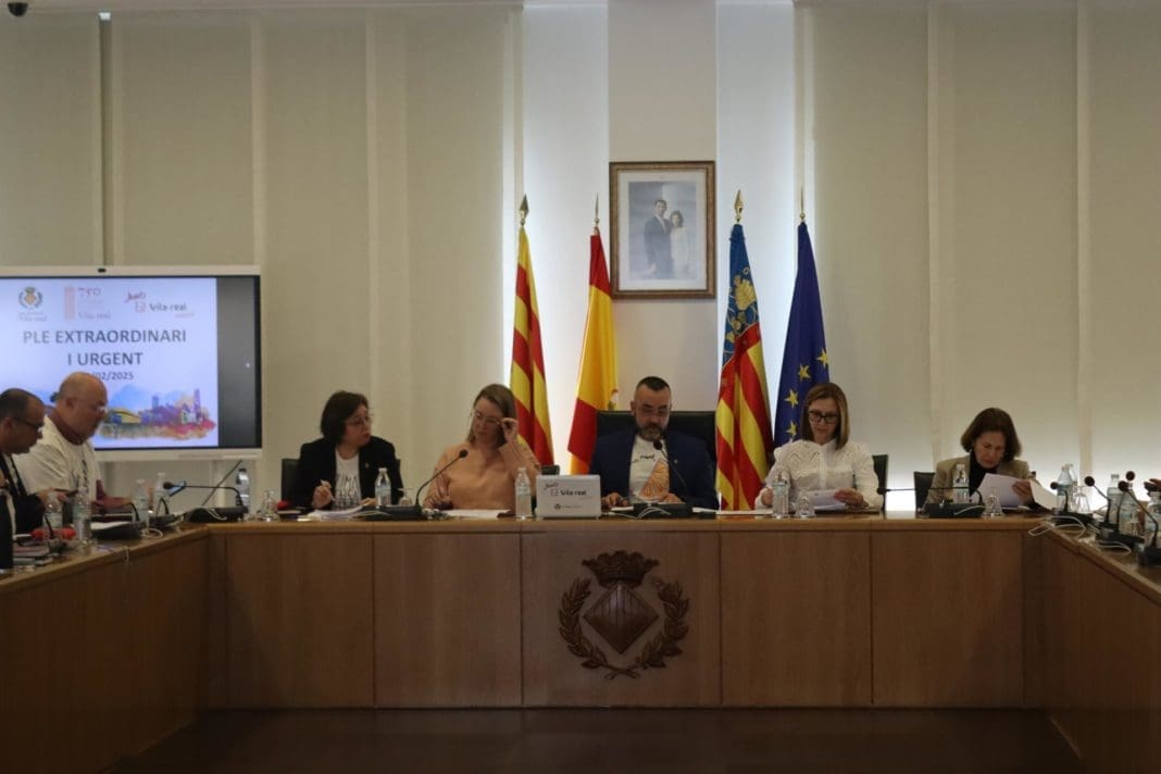 Imagen de la mesa de prsidencia del salón de Plenos de Vila-real con el alcalde Benlloch y la vicealcaldesa Fajardo a su lado