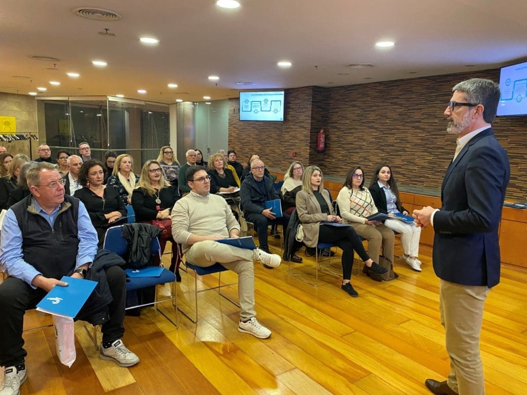 Justo Vellon, director del aeropuerto de Castellón, con representantes de agencias de viajes