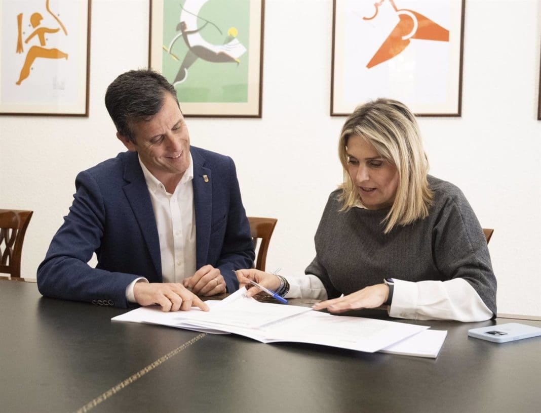 La presidenta de la Diputación de Castellón, Marta Barrachina, y el diputado de Cultura, Alejandro Clausell.
