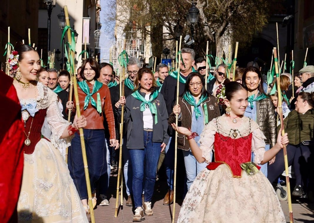 23/03/2025 Begoña Carrasco junto a la ministra de Ciencia, Diana Morant, en la salida de la Romeria de les Canyes