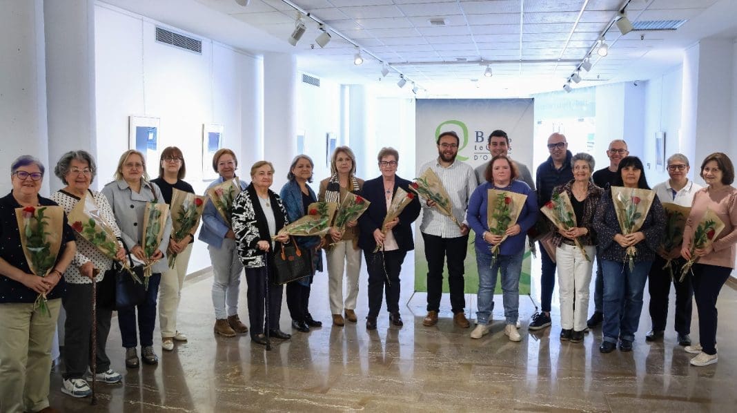 Escritores y libreros locales de Onda junto al concejal de cultura del municipio posan con una rosa en el Día del Libro