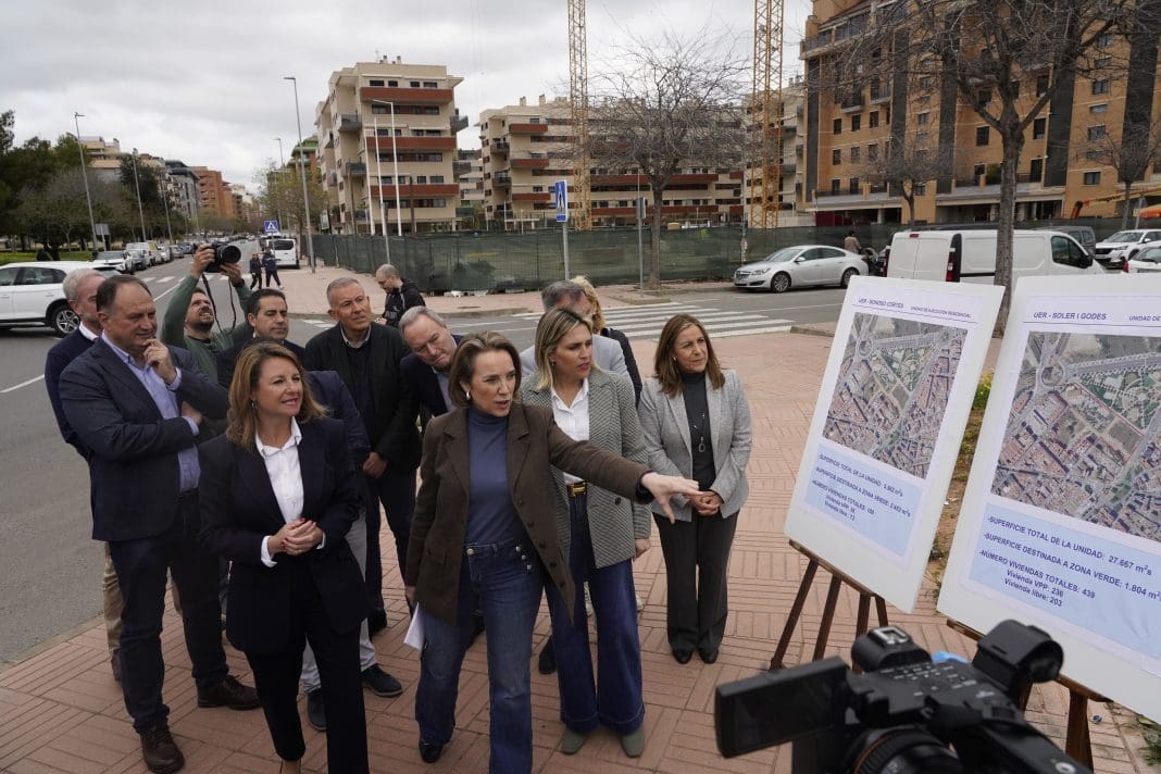 Marta Barrachina junto a Cuca Gamarra y Begoña Carrasco