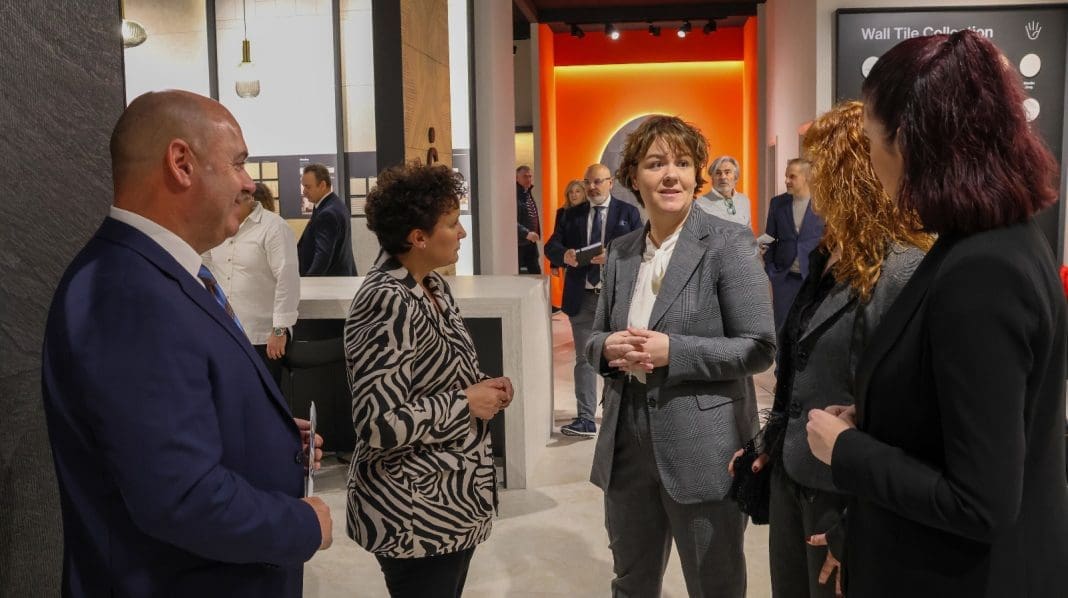 Imagen de la alcaldesa de Onda Carmina Ballester en la feria Coverings de Orlando junto con otros representantes del sector cerámico