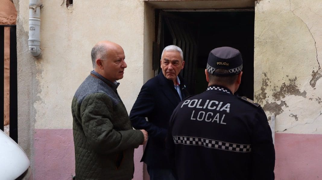 26/04/2025 Castellón.- Borriana ejecuta el tapiado de un inmueble en ruina para impedir el acceso. El Ayuntamiento de Borriana (Castellón), mediante providencia dictada por las Concejalías de Urbanismo y de Seguridad Ciudadana, ha ejecutado los trabajos de tapiado y cerramiento de todos los accesos al inmueble situado en el número 26 de la calle San Pascual, para impedir el acceso. POLITICA AYTO BORRIANA