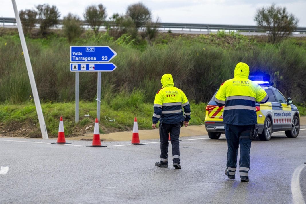 Imagen de archivo de Mossos d'Esquadra realizando un control de carretera en provincia de Tarragona.EFE/ Àlex López