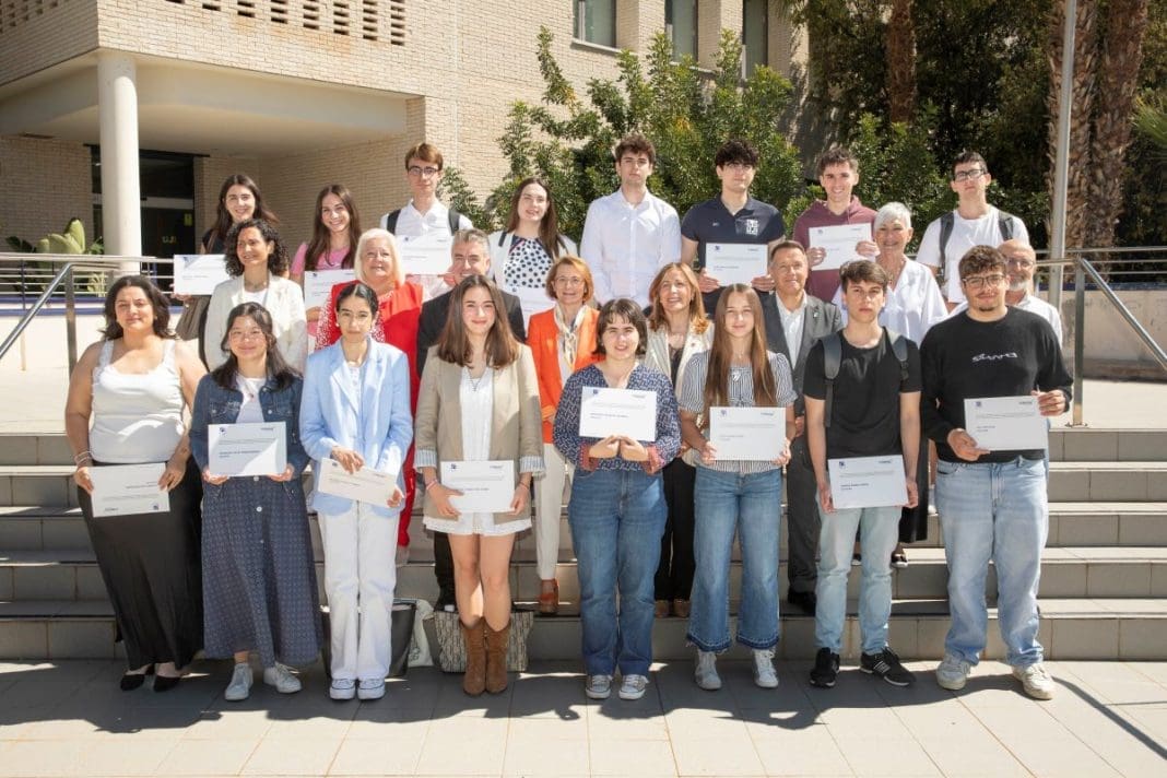 Imagen de grupo del alumnado de la UJI con las becas fobesa y ls alcaldes de los municipios junto a la rectora