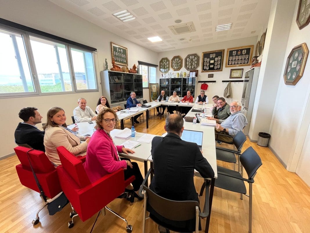 Imagen de los miembros del Consejo Rector de fiestas de Castellón durante una reunión sentados en las mesas y con la edil de fiestas y la de turismo mirando a la cámara