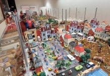 El Menador se llena de cientos de Playmobils para mostrar la acción humanitaria de Cruz Roja