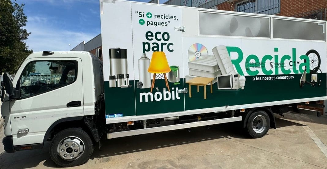 Camión de reciclaje del ecoparque C1