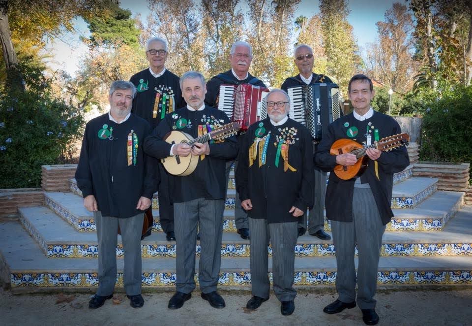Imagen de los siete integrantes de la Rondalla castellomenca Els Llauradors con su indumentaria típica y con sus intrumentos