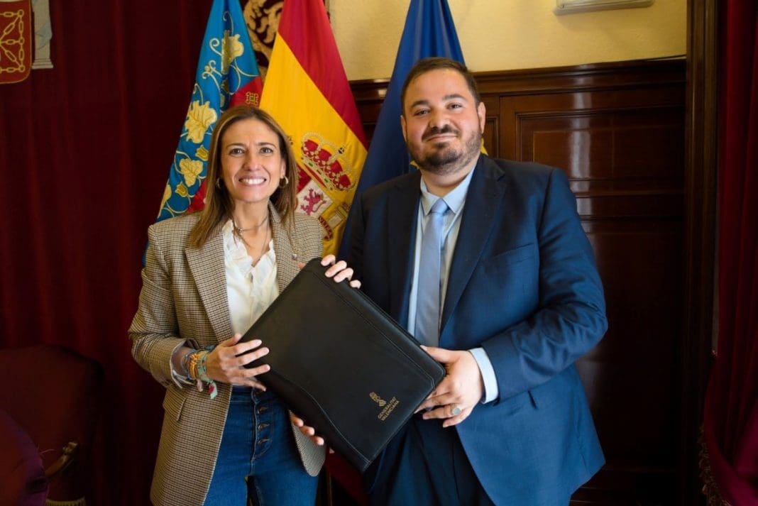 Imagen de Maria Torno, recibiendo carpeta GVA Red de Gobernanza Local
