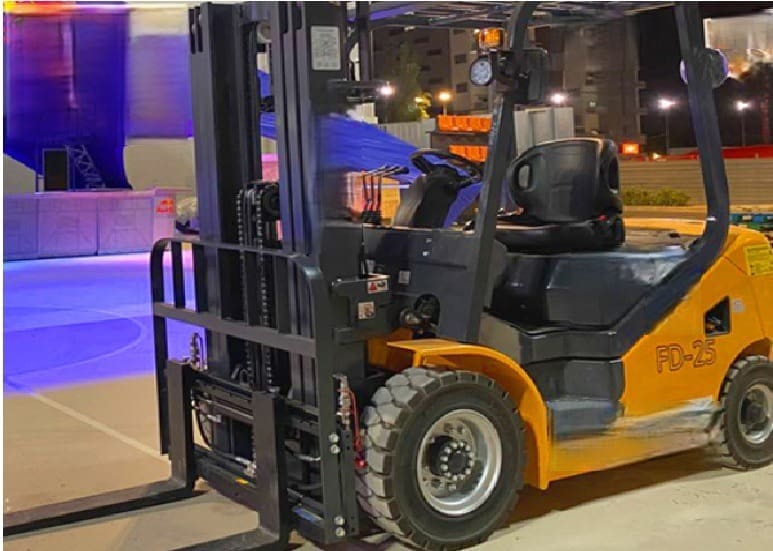 Imagen de un torito elevador sin conductor usado en la industria