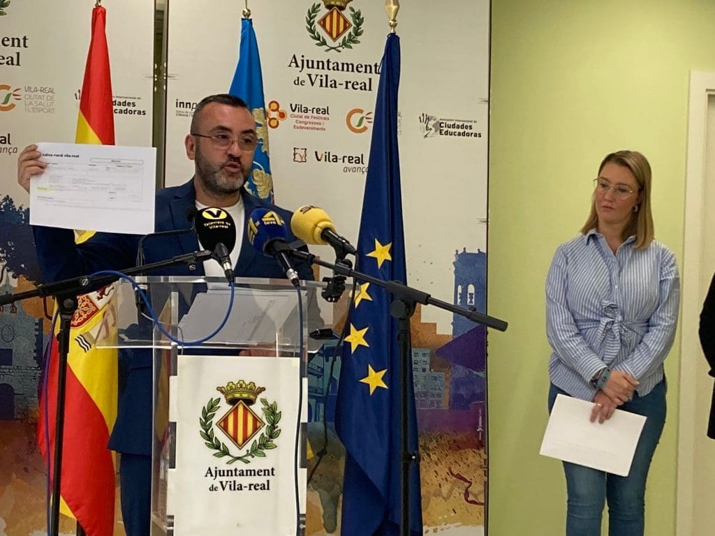 Imge del alcalde Vila-real mostrando un documento. En un lateral la vicealcaldesa 