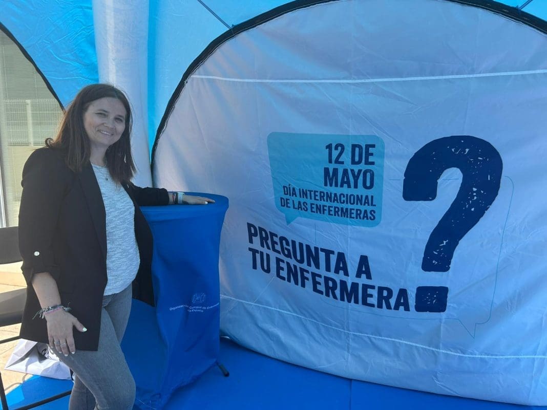 Imagen de Isabel Almodóvar Fernández. Presidenta COECS (colegio Oficial de enfermería de Castellón) junto a una carpa azul donde se lee 'Pregunta a tu enfermera'