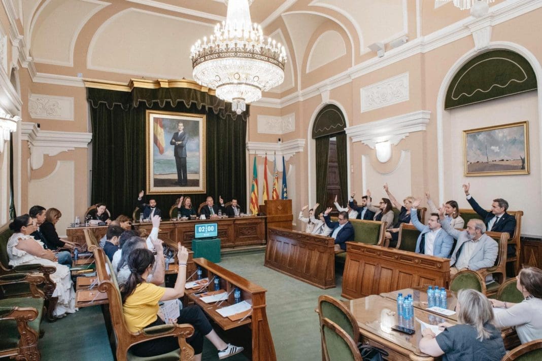 Imagen del salón de plenos de Castellón con los ediles con las manos alzadas durante una votación.
