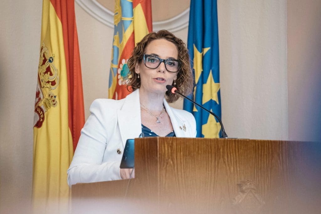 Noelia Selma en el atril del salón de plenos del ayuntmaiento de Castellón
