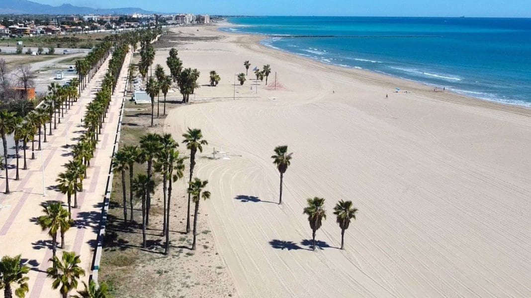 11/05/2025 La playa del Grao de Burriana logra por primera vez la Bandera Azul junto a las de Malvarrosa y El Arenal