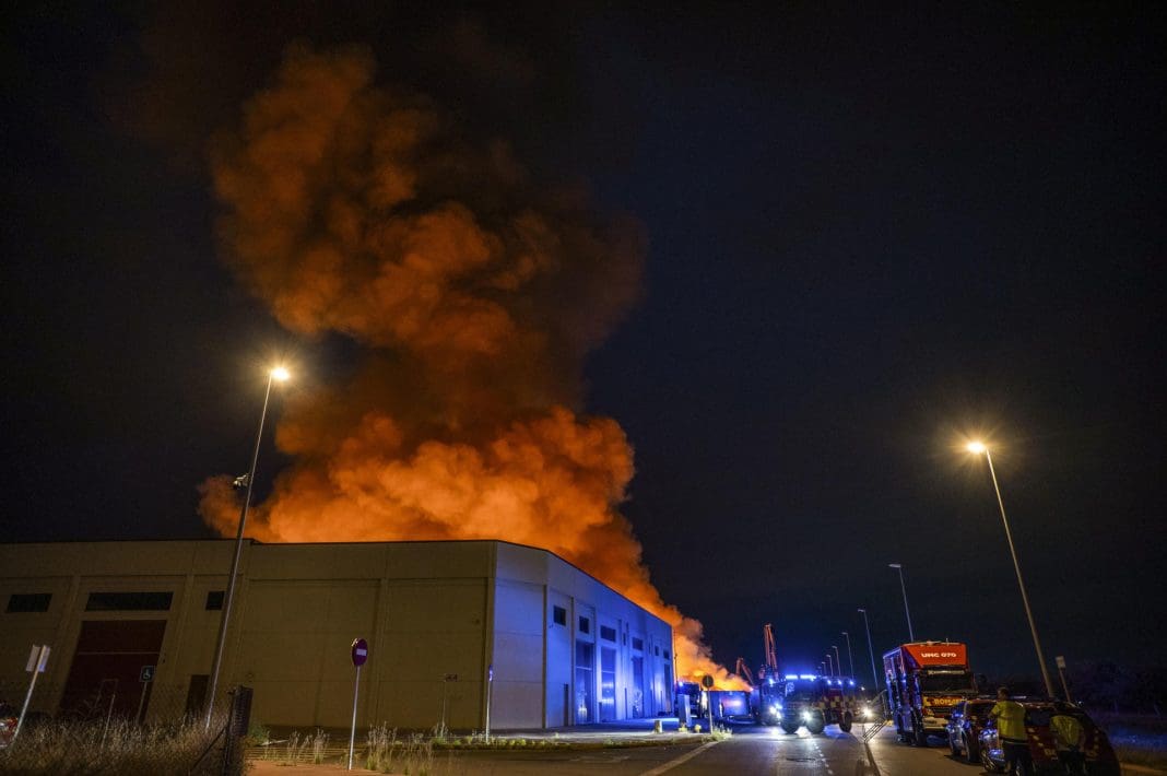 Imagen del incendio industrial declarado en una nave del polígono industrial Vía Europa de Almassora (Castellón). EFE/Andreu Esteban /Archivo