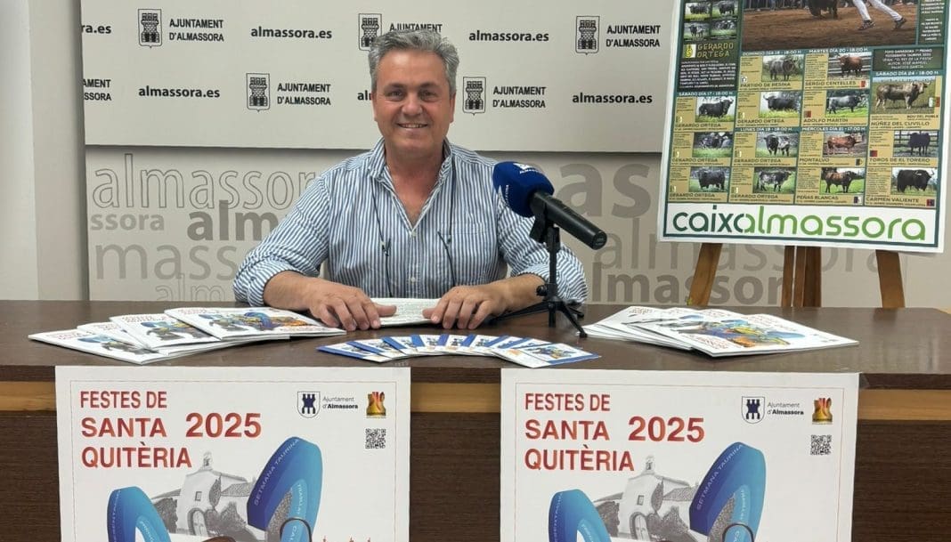 El edil de fiestas de Almassora junto al cartel taurino de las fiestas de Santa Quiteria y sentado en una mesa con otros dos carteles anunciadores de las fiestas de Santa Quiteria 2025