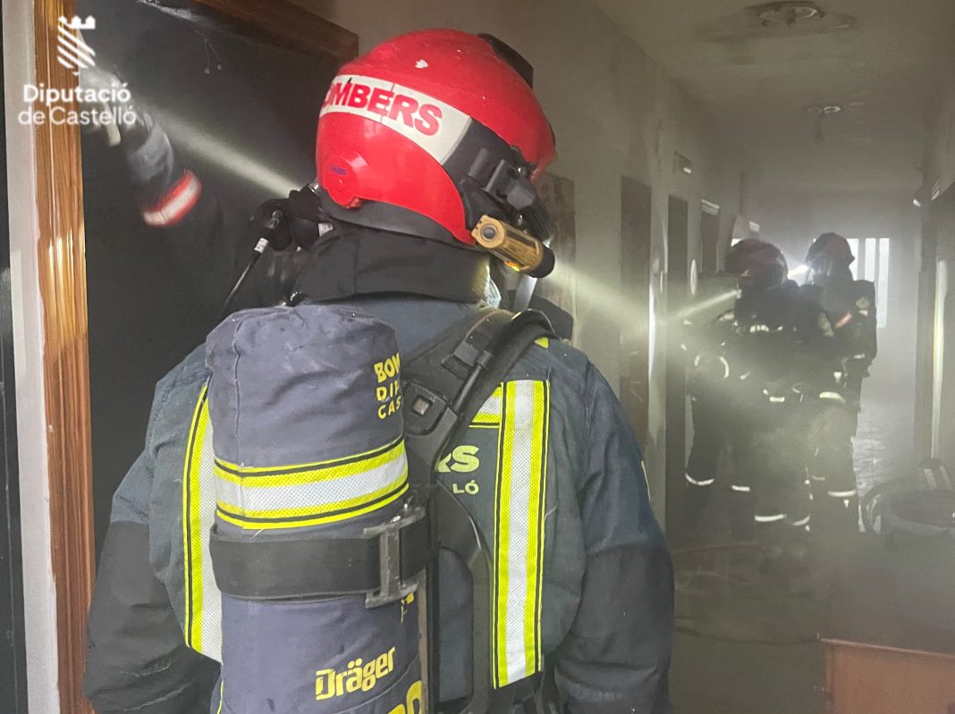 Una veintena de bomberos actúan en un incendio ocasionado en una nave industrial de Elche.