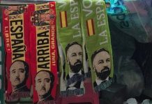Polémica en la Feria de Castellón por un puesto que reparte bufandas con lemas franquistas