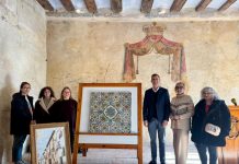 La Diputación enaltece el patrimonio de Càlig con la restauración del panel cerámico del Palau dels Vallterra