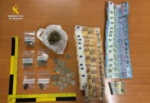 Detenidos dos jóvenes en Benicàssim tras interceptar un coche con droga y 811 euros