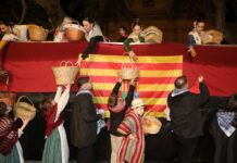 Benicàssim vive con fervor el reparto de la Coqueta previa al día del patrón