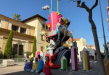 Burriana se llena de arte con el montaje de sus monumentos falleros