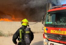 Incendio en una planta de reciclaje de Onda: los bomberos siguen trabajando en la extinción