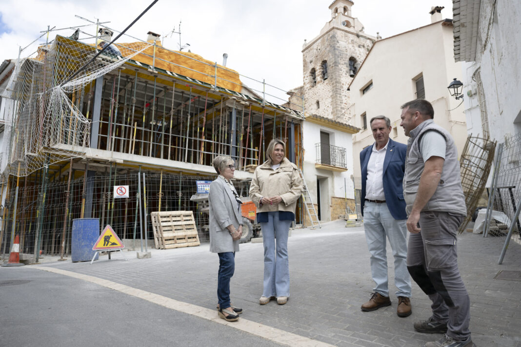 La institución provincial refuerza su compromiso por promover la actividad turística y el crecimiento de la economía en los pequeños municipios como Pina de Montalgrao, con la construcción de una vivienda rural