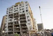 La Generalitat destina 500.000 euros a Venezuela y coordina la ayuda humanitaria Edificio derruido en Catia La Mar con trabajo de búsqueda entre escombros