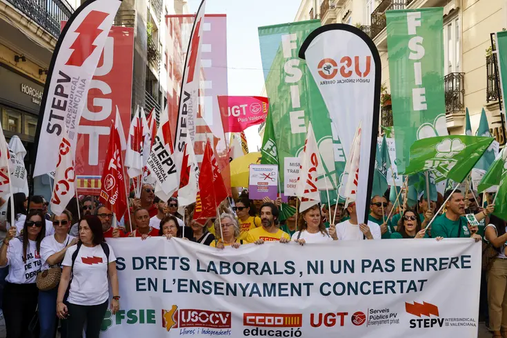 Profesores se concentran ante Les Corts Valencianes durante una jornada de huelga de enseñanza concertada