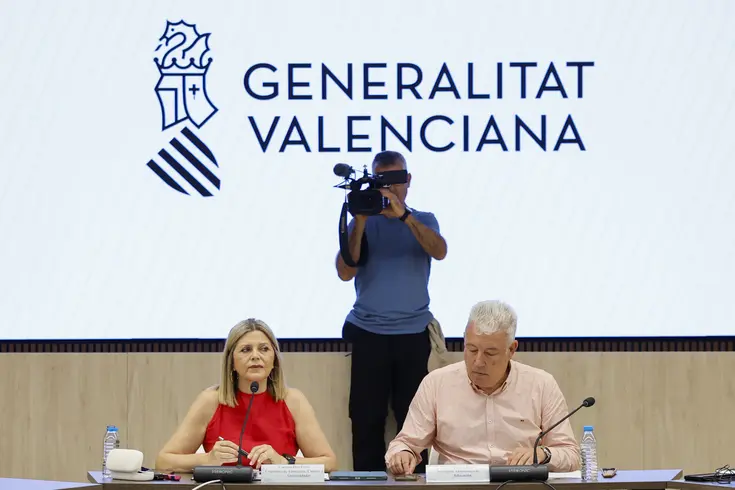 Carmen Ortí y Daniel McEvoy, antes de una reunión de la mesa negociadora con sindicatos de docentes