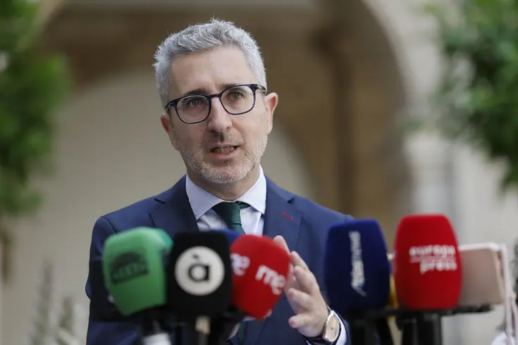 El ministro de Hacienda, Arcadi España, habla con los medios tras reunirse con sindicatos y patronal valencianos