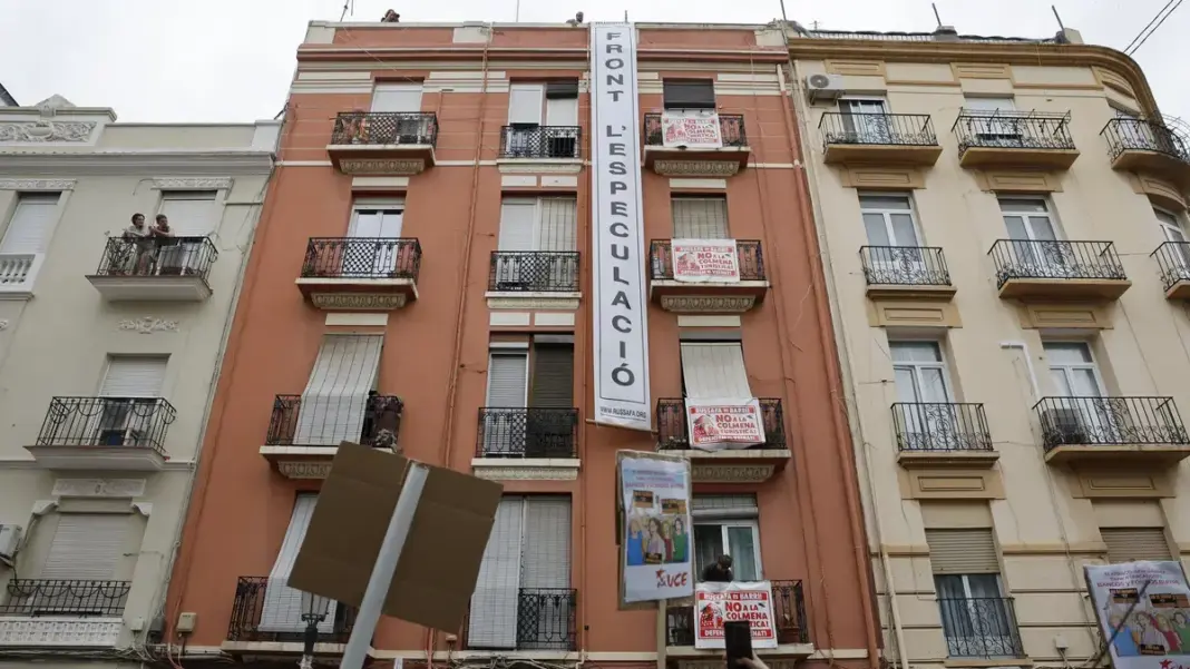 Manifestantes en una manifestación por el derecho a la vivienda con el lema “Acabem amb el negoci de l’habitatge”